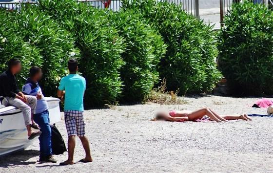 Tacizciler sahilde güneşlenen kadını rahat bırakmadı