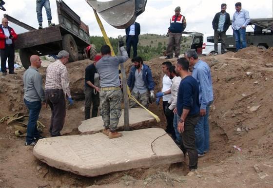 Elazığ’da 2 bin 700 yıllık rölyef tesadüfen bulundu