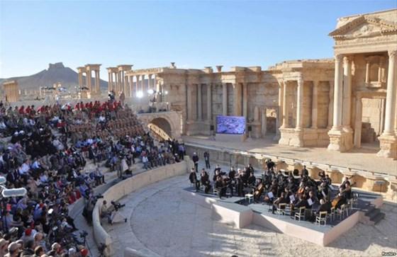 IŞİDin elinden alınan Palmira Antik Kentinde klasik müzik konseri
