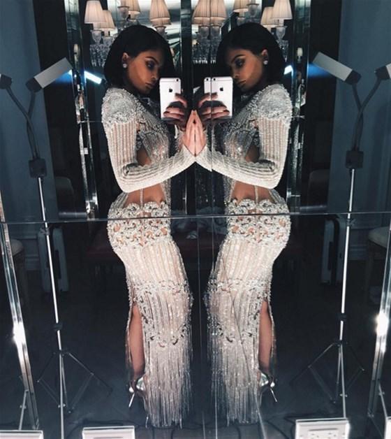 Kylie Jenner’ın metalik elbisesi başına dert oldu