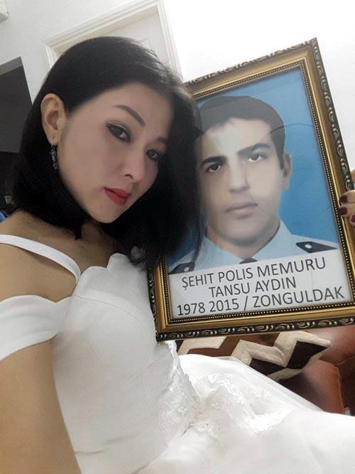 Şehidin Vietnamlı eşi evililik yıldönümlerinde gelinlik giydi