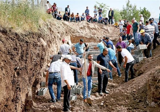 Diyarbakırda 13 kişi yan yana gömülecek