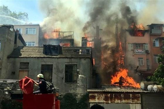 Tarihi semtte feci yangın: 5 binadan 2’si kül oldu