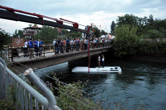 Öğrenci otobüsü sulama kanalına devrildi: 14 öğrenci öldü