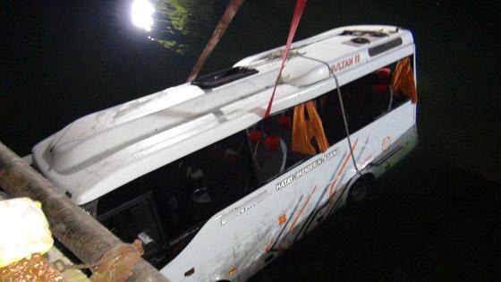 Öğrenci otobüsü sulama kanalına devrildi: 14 öğrenci öldü