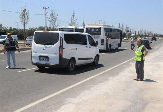 Darbecileri kısıtlamak için polis yola otobüslü barikat kurdu