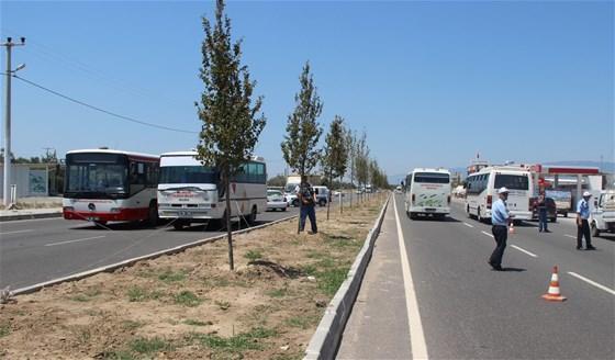 Darbecileri kısıtlamak için polis yola otobüslü barikat kurdu
