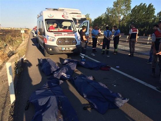 İki TIR arasında sıkışan otomobildeki 5 kişi öldü