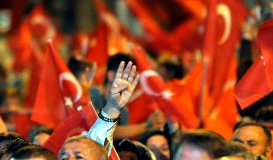 Türkiyede demokrasi nöbeti devam ediyor