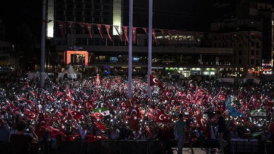 Türkiyede demokrasi nöbeti devam ediyor