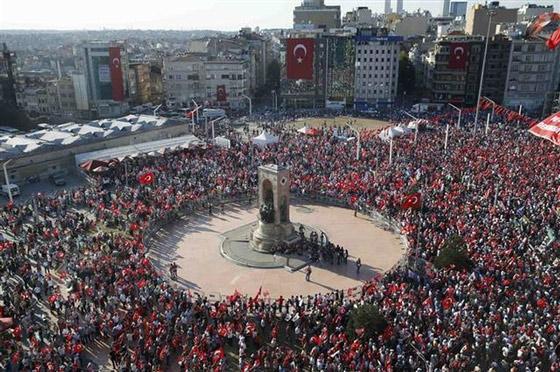 Taksim’de Cumhuriyet ve Demokrasi mitingi