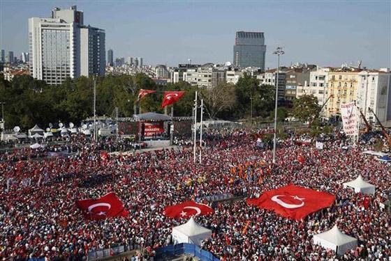 Taksim’de Cumhuriyet ve Demokrasi mitingi