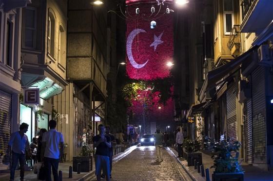 Galata Kulesine Türk bayrağı yansıtıldı