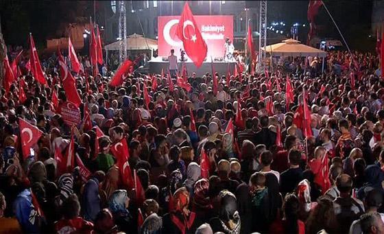 Bilal Erdoğan Esenler’deki ’Demokrasi Nöbeti’ne katıldı