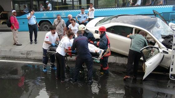 Rus sürücünün otomobili refüje girdi