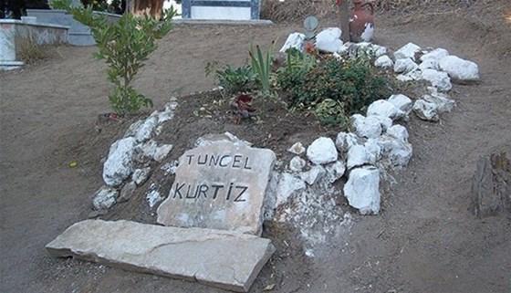 Tuncel Kurtizin mezarı sahipsiz kaldı