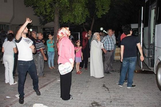 FETÖcü polislere Türkiye’nin yiğitleri tezahüratı