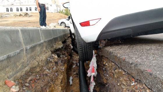 Maltepe’de yolun bir kısmı çöktü; 10 araç çukura saplandı