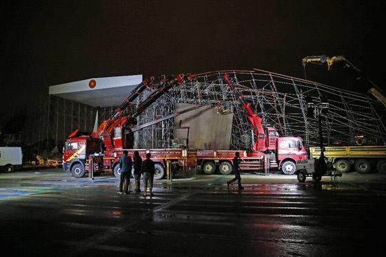 Ankarada Atatürk Kültür Merkezine kurulan sahne çöktü