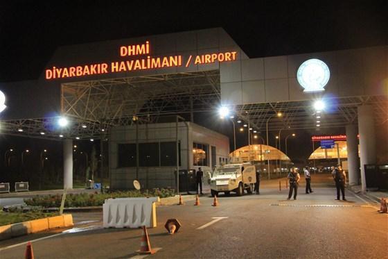 Diyarbakırda havalimanına roketatarlı saldırı