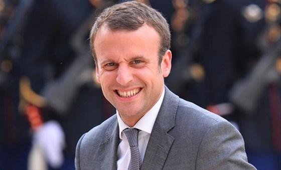Fransa Ekonomi Bakanı Macron istifa etti