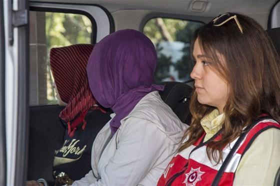 İstanbulda FETÖnün kadınlarına operasyon Aralarında...