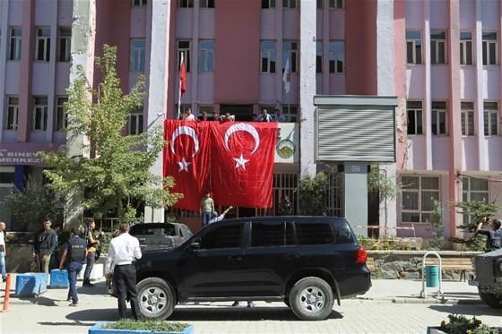 Hakkaride kayyum atanmasında gerginlik
