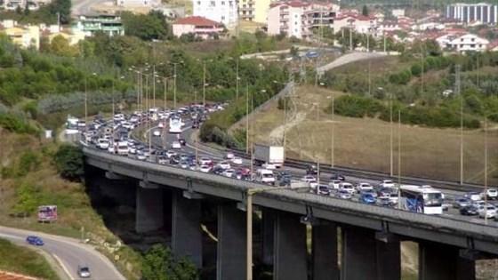 Feribot kuyruğu 1 kilometreyi aştı, Çanakkale kent merkezinde trafik kilit