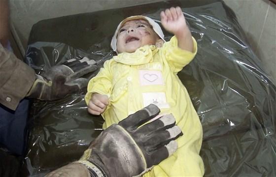 Suriyede 1 aylık bebek enkazdan sağ çıkarıldı