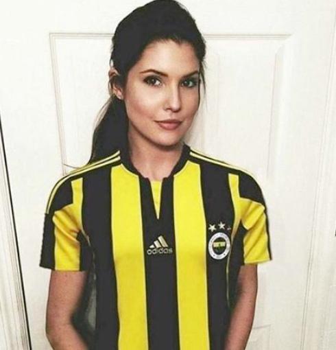 Amanda Cerny, Fenerbahçe formasıyla poz verdi