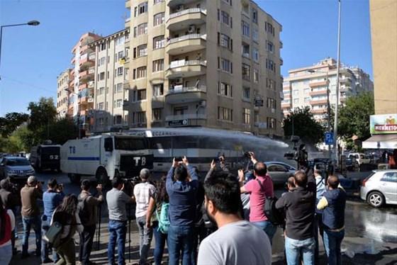 Diyarbakırda belediye önünde toplananlara vatandaşlardan tepki