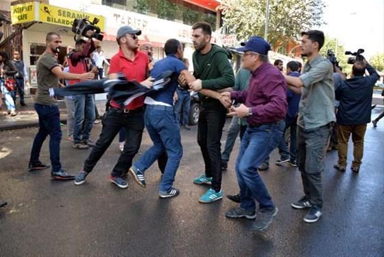Diyarbakırda belediye önünde toplananlara vatandaşlardan tepki