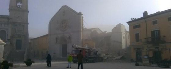 İtalyada  büyük deprem Dünya şokta...