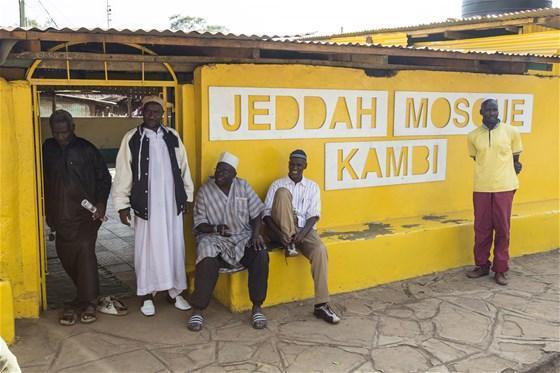Kenyada bazı cami ve kiliseler sarıya boyandı