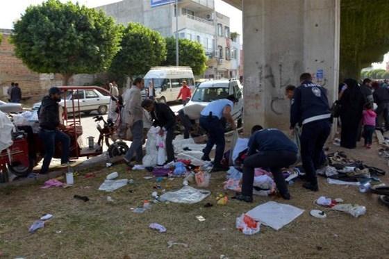 Zabıtanın müdahale ettiği işportacıların malları yağmalandı