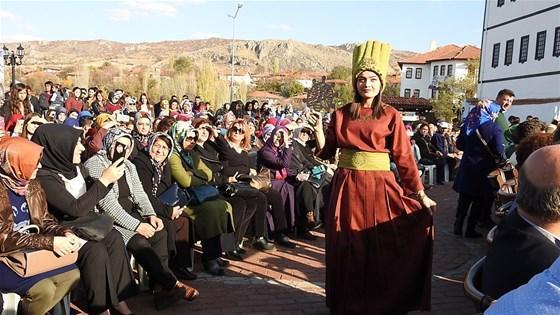 Hülya Koçyiğit, Çorumda Hitit defilesini izledi