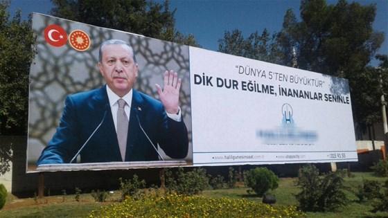 Erdoğanlı billboard reklamı yapan müteahhit FETÖden tutuklandı