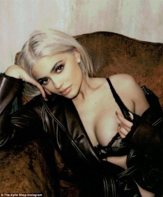 Kylie Jenner boş durmuyor