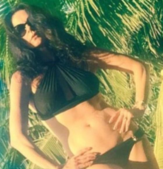 Catherine Zeta-Jones bikinili pozlarıyla büyüledi