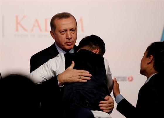 Erdoğanı görünce dayanamadı sarıldı