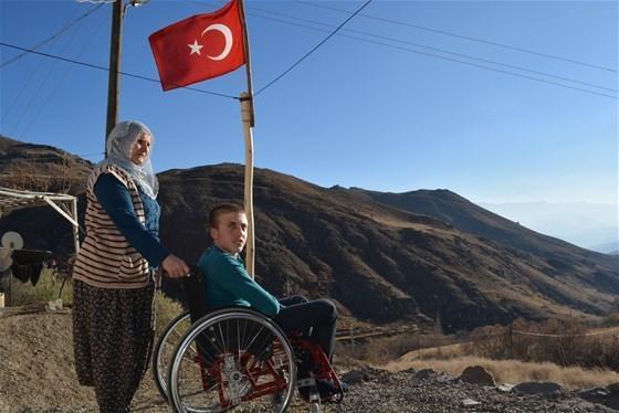 16 yaşındaki Emirhan ameliyat olmazsa felç kalacak