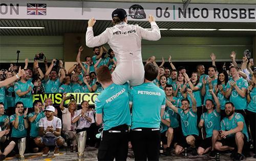 Formula 1de şampiyon Rosberg oldu