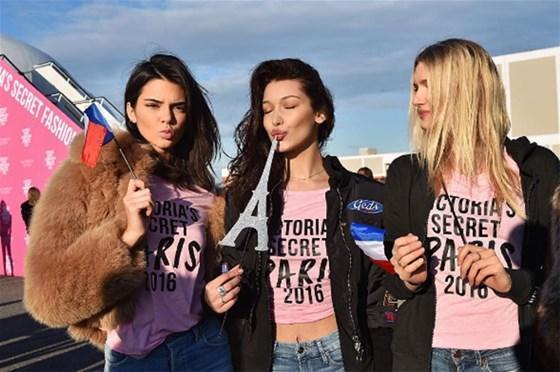 Victoria’s Secret melekleri Parise uçtu