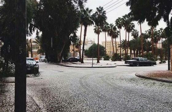 Suudi Arabistanda çöle aniden kar yağdı