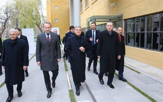 Erdoğan: Siyasetin dikensiz gül bahçesi olmadığını gördük