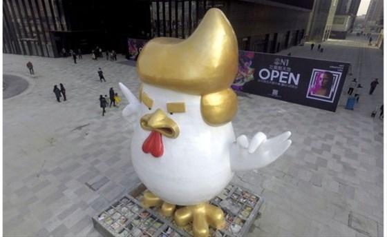Horoz Trump heykeli dikildi