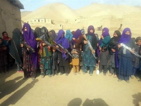 Afgan kadınlar DAEŞe karşı silahlandı