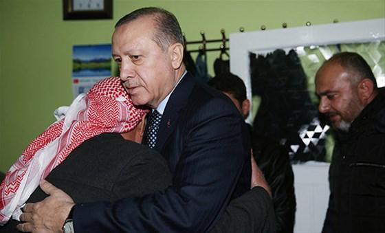 Cumhurbaşkanı Erdoğan şehit polisin ailesini ziyaret etti