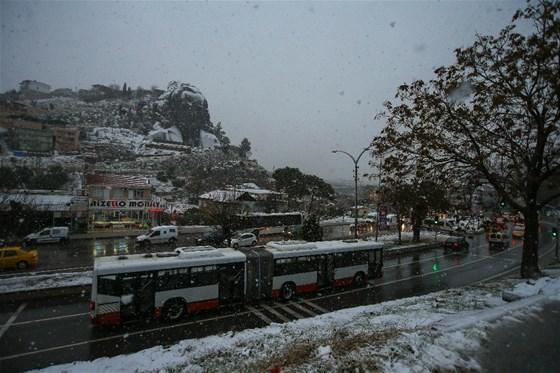 Meteorolojiden uyarı üstüne uyarı geldi İstanbulda kar yağışı...