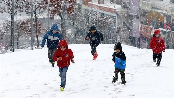 İstanbul ve İzmirde yarın okullar tatil mi Kar yağışı artınca... (11 Ocak 2017)